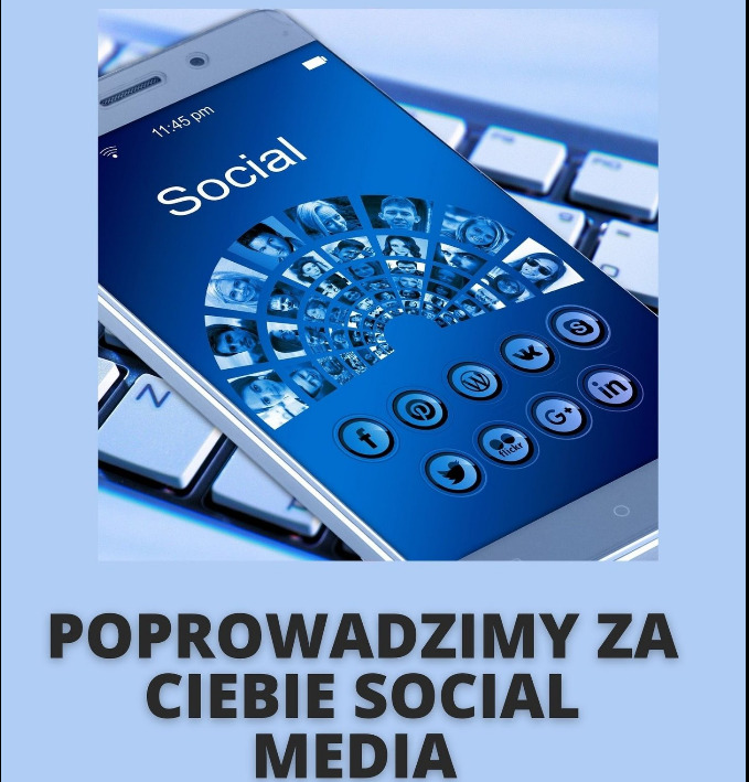 Smartfon z ekranem wyświetlającym słowo Social oraz ikony popularnych mediów społecznościowych, leżący na klawiaturze komputera.