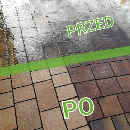 PRAMIX Mariusz Połeć - Kostka brukowa częściowo umyta, z widoczną różnicą między brudną, mokrą powierzchnią a czystą, suchą. Graficzne oznaczenie 'PRZED' i 'PO' z zieloną linią podziału.