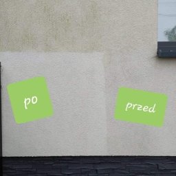 PRAMIX Mariusz Połeć - Fragment ściany budynku z widocznym efektem czyszczenia elewacji: górna część ściany jest zabrudzona, dolna część jest czysta, z zielonymi etykietami 'po' i 'przed'.