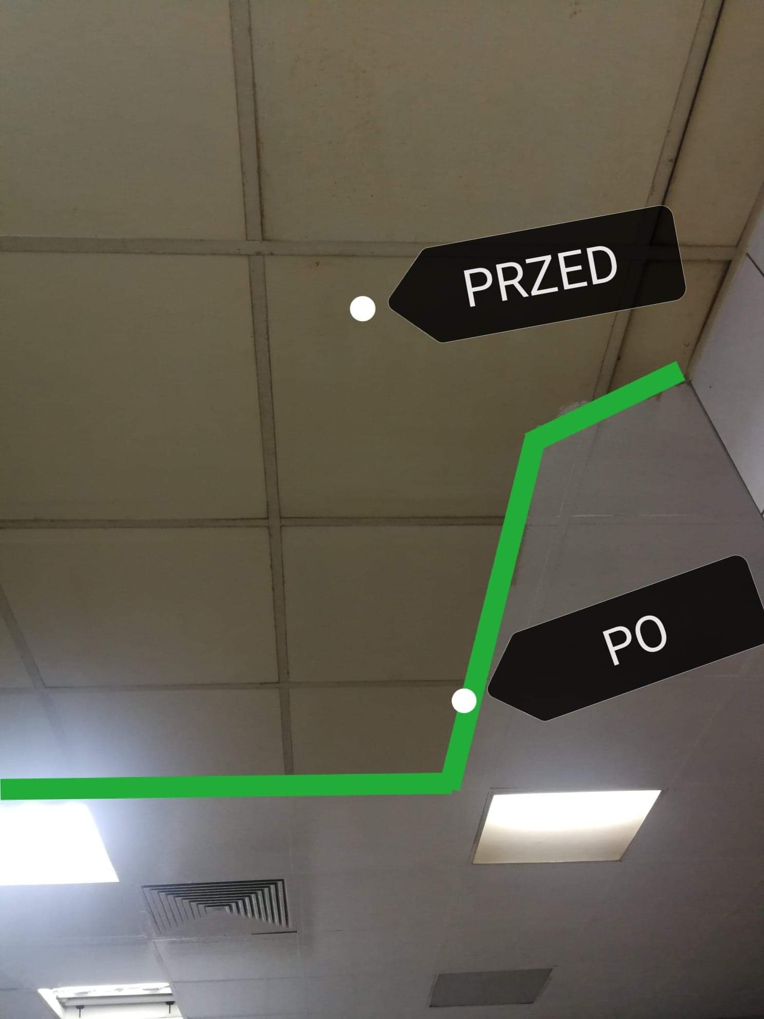 Kasetonowy sufit podwieszany z zaznaczoną zieloną linią i etykietami 'PRZED' i 'PO', symbolizującymi stan przed i po czyszczeniu.