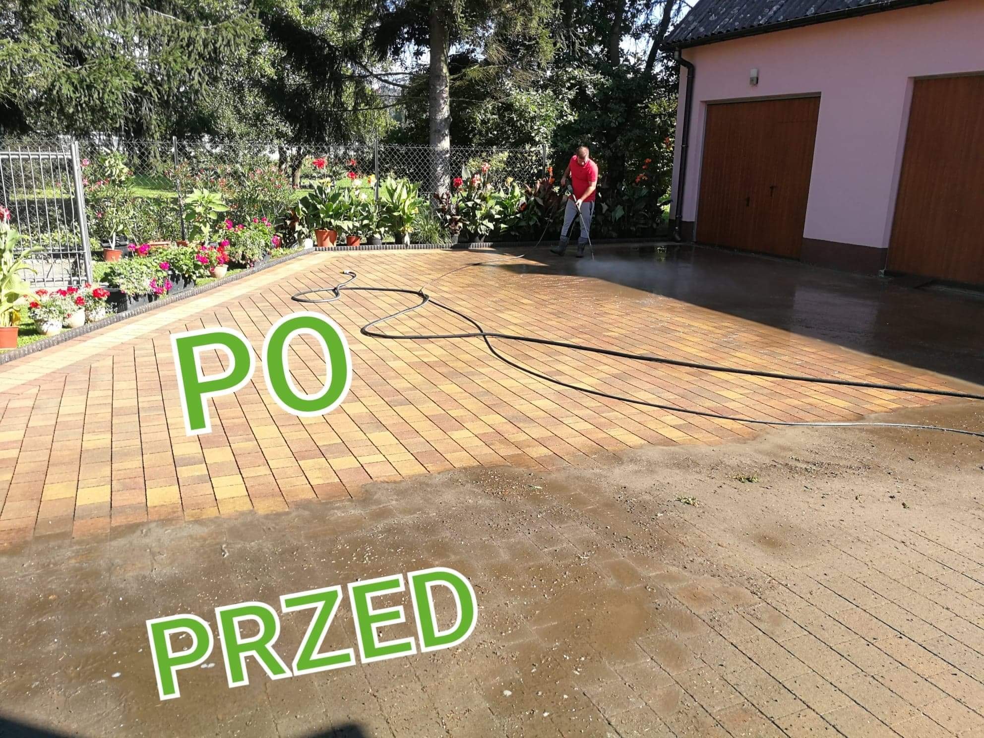 Czyszczenie kostki brukowej myjką ciśnieniową, widoczny efekt przed i po, zarys budynku gospodarczego w tle