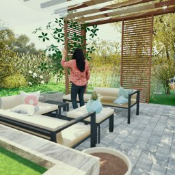 OGRODOWSKA Katarzyna Prokopiuk - Wizualizacja tarasu z pergolą, meblami ogrodowymi i huśtawką wiszącą, z zielenią w tle, z kobietą pielęgnującą pnącze na drewnianej konstrukcji.