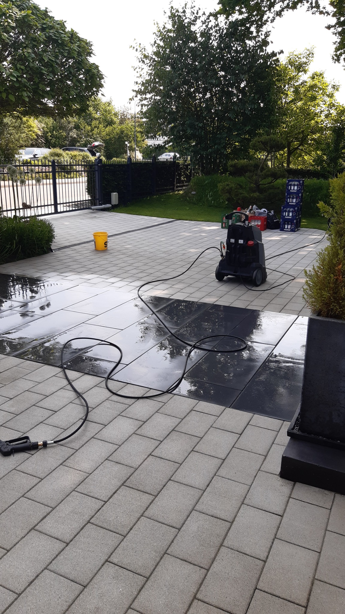 Mycie płyt betonowych i granitowych. Karcher HDS gorącą wodą pod ciśnieniem (80 stopni).