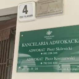 Tabliczka informacyjna przed wejściem do kancelarii adwokackiej z nazwiskami adwokatów Piotra Skórnickiego i Piotra Kostrzewskiego oraz numerami telefonów, umieszczona na jasnej ścianie obok numeru...