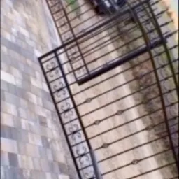 Brama otwierana w dwóch kierunkach ze względu na problematyczny wjazd do posesji