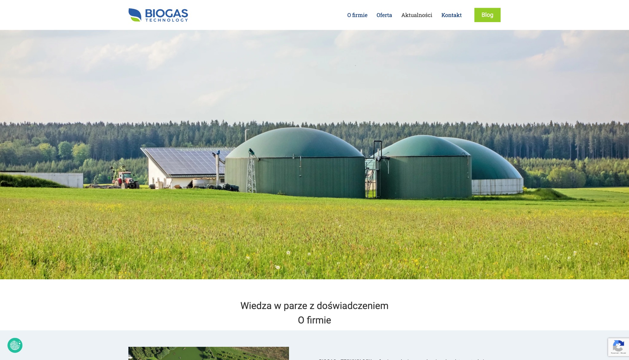 Strona internetowa firmy Biogas Technology z widokiem na biogazownię, panele słoneczne i pole uprawne.