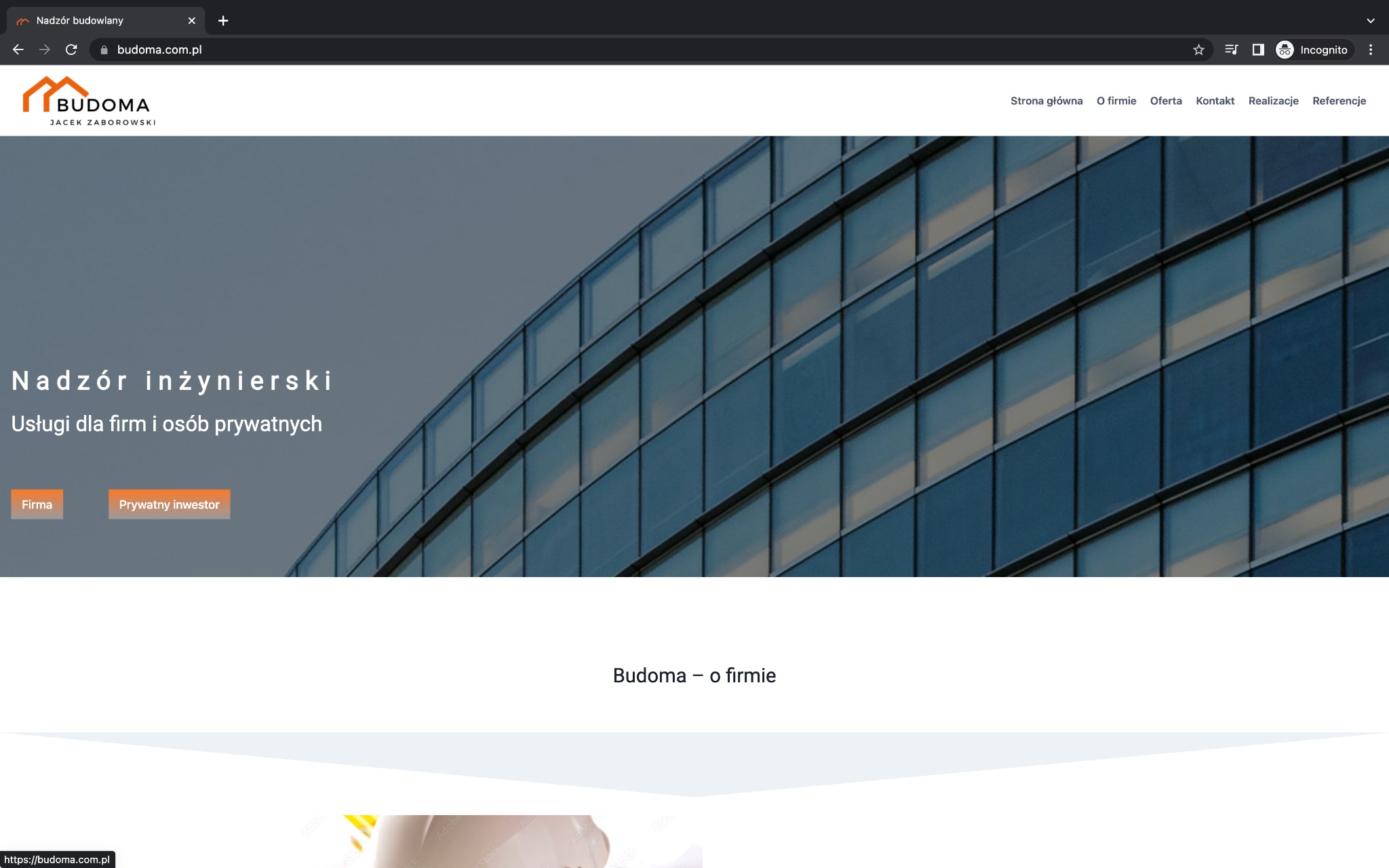 Strona internetowa firmy Budoma z dużym zdjęciem budynku biurowego w tle, widoczne menu nawigacyjne i logo w lewym górnym rogu.