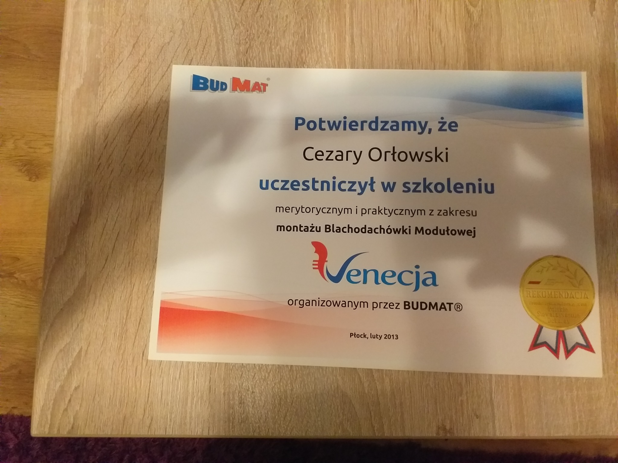 Certyfikat ukończenia szkolenia z montażu blachodachówki modułowej marki Venecja, organizowanego przez Budmat dla Cezarego Orłowskiego, wydany w Płocku w lutym 2013 roku.