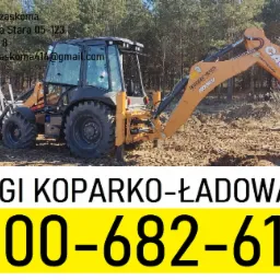 Pomarańczowa koparko-ładowarka CASE na placu budowy, widoczne ślady pracy w ziemi, w tle drzewa, na dole zdjęcia dane kontaktowe firmy.