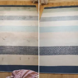 Porównanie dywanu w paski przed i po czyszczeniu, widoczne plamy i różnica w kolorze, drewniana podłoga w tle.