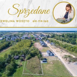 Dzieciogród Ewelina Woszto - Działka budowlana z obrysem, widok z lotu ptaka. U góry napis 'Sprzedane', dane kontaktowe agenta i jego wizerunek w okręgu. Tło marmurkowe.