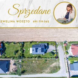 Dzieciogród Ewelina Woszto - Działka budowlana z widokiem z lotu ptaka, oznaczona białym obrysem, z napisem 'Sprzedane' i danymi kontaktowymi agenta nieruchomości Eweliny Woszto.