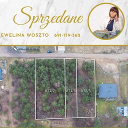 Dzieciogród Ewelina Woszto - Działki na sprzedaż z lotu ptaka, oznaczone białymi liniami i numerami. U góry kontakt do agenta nieruchomości Eweliny Woszto. Napis 'Sprzedane' na marmurkowym tle.