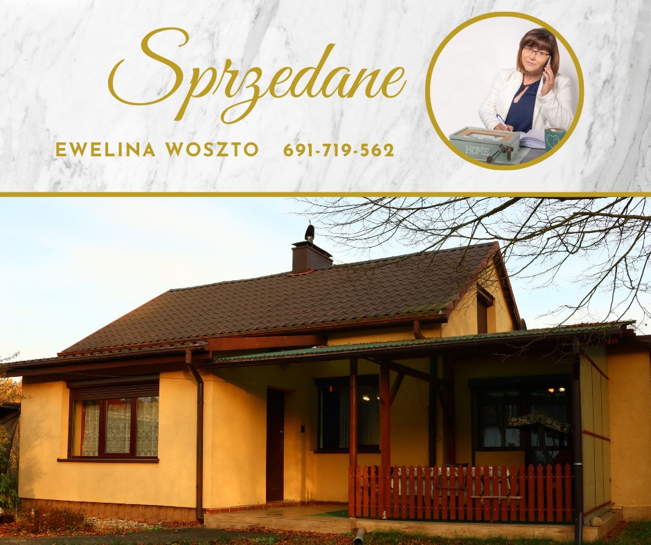Żółty dom z brązowym dachem, tabliczka 'Sprzedane', kontakt do agenta nieruchomości Eweliny Woszto i jej zdjęcie w okręgu w prawym górnym rogu.