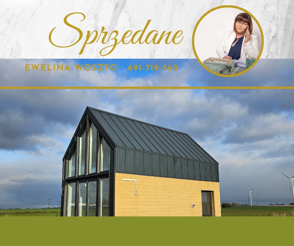 Nowoczesny dom z napisem 'Sprzedane' i danymi kontaktowymi agenta, Ewelina Woszto, na tle marmurowej tekstury i pochmurnego nieba. W tle turbiny wiatrowe.