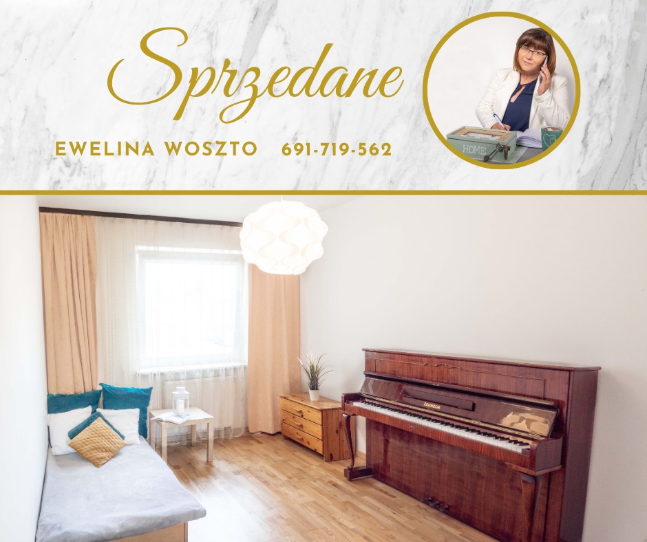 Jasne wnętrze z pianinem i kanapą, nad nim napis 'Sprzedane' i dane kontaktowe agenta nieruchomości Eweliny Woszto. Marmurowe tło, okrągłe zdjęcie agentki.