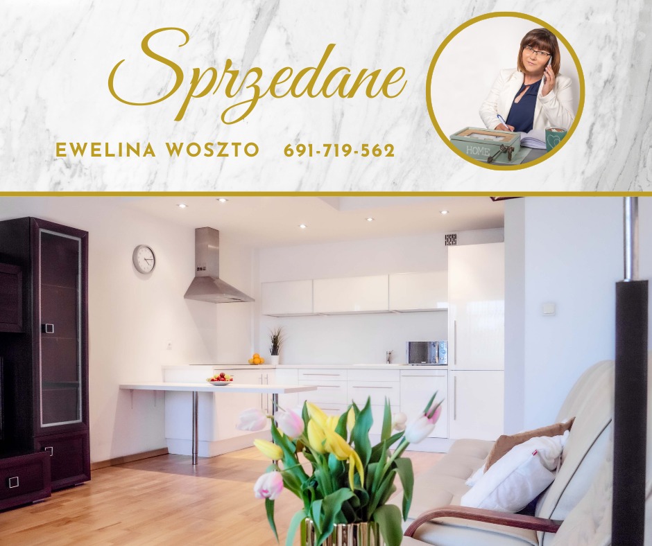 Nowoczesne wnętrze z kwiatami i napisem 'Sprzedane' oraz danymi kontaktowymi agenta nieruchomości Eweliny Woszto. Jasna kuchnia i salon w tle.