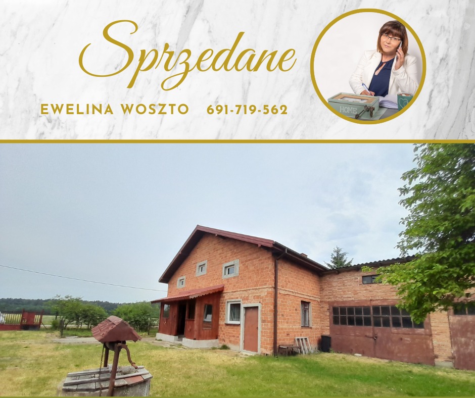 Sprzedany dom z cegły na wsi, studnia na pierwszym planie. U góry napis 'Sprzedane', dane kontaktowe i zdjęcie agentki nieruchomości Eweliny Woszto.