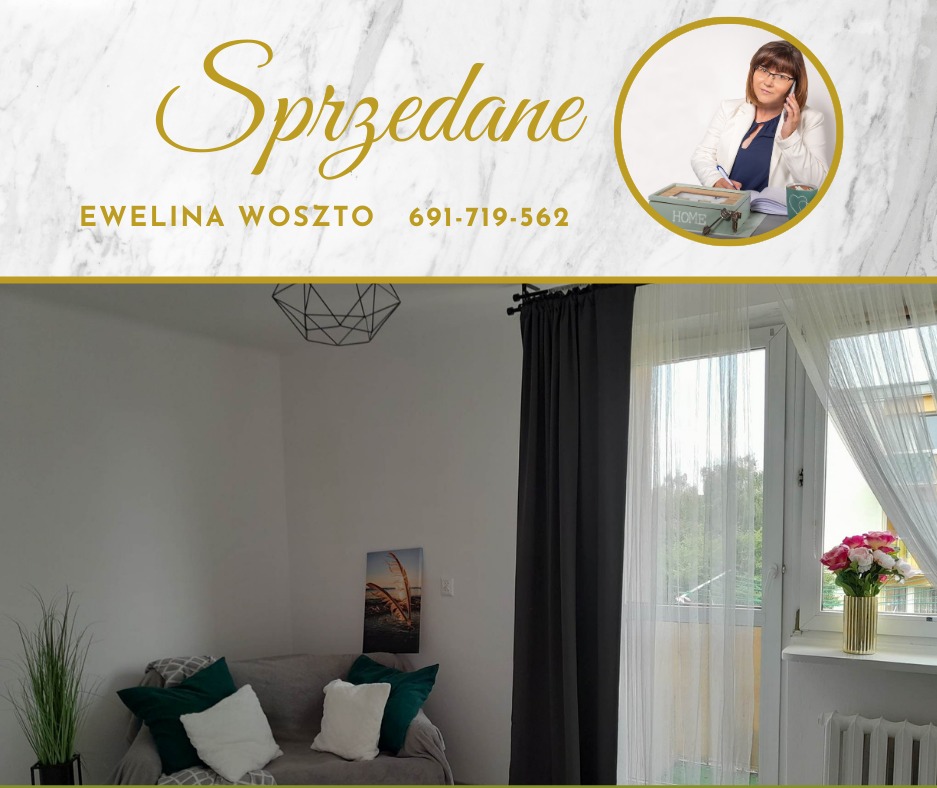 Mieszkanie po sprzedaży w Legionowie. Wnętrze z kanapą, oknem i dekoracjami. U góry napis 'Sprzedane' i kontakt do agentki nieruchomości.