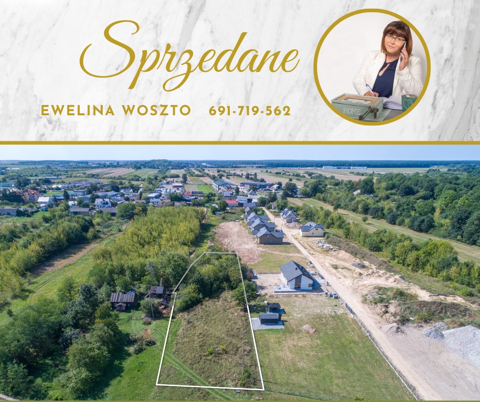 Działka budowlana z obrysem, widok z lotu ptaka. U góry napis 'Sprzedane', dane kontaktowe agenta i jego wizerunek w okręgu. Tło marmurkowe.