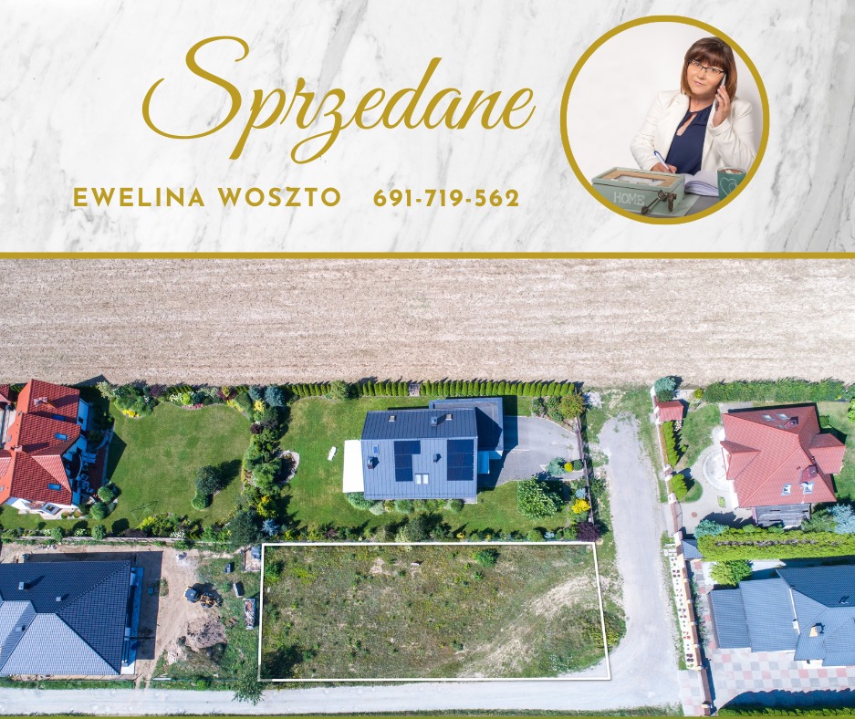 Działka budowlana z widokiem z lotu ptaka, oznaczona białym obrysem, z napisem 'Sprzedane' i danymi kontaktowymi agenta nieruchomości Eweliny Woszto.