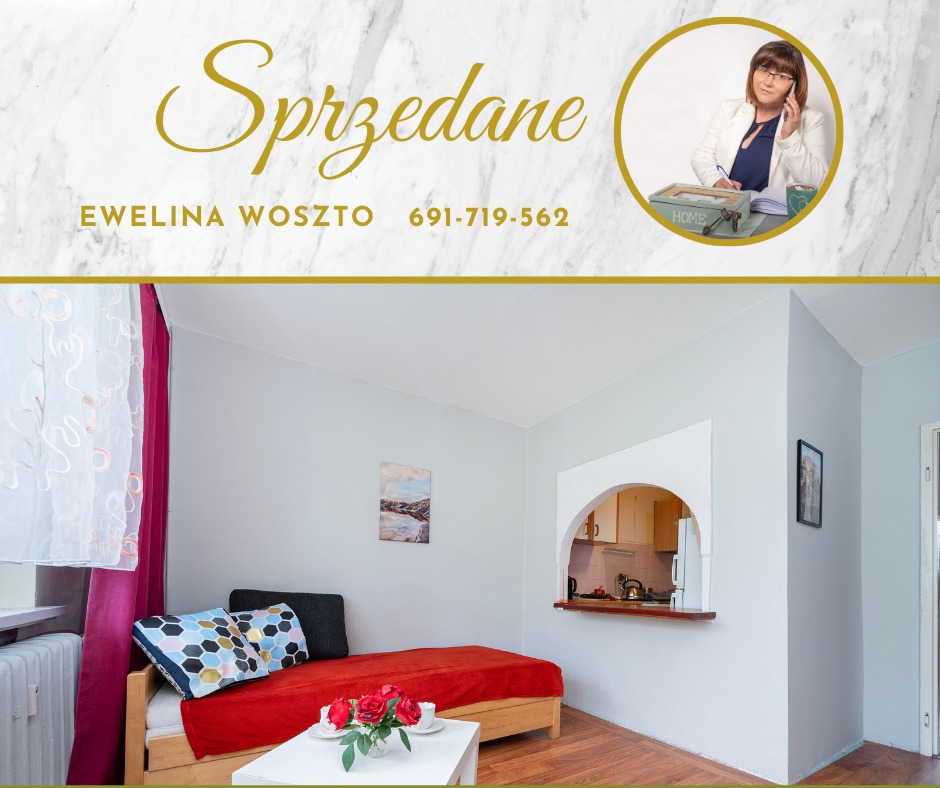Jasne wnętrze mieszkania z łóżkiem i widokiem na kuchnię przez łuk. U góry napis 'Sprzedane' i dane kontaktowe agenta Eweliny Woszto.