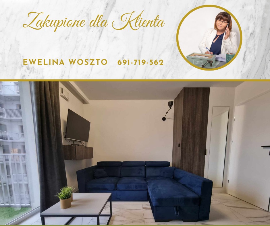 Nowoczesny salon z narożnikiem w odcieniach granatu, widok z okna na apartamentowiec. U góry logo z wizerunkiem agentki i napisem 'Zakupione dla Klienta'.