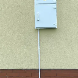 Wyniesie układu pomiarowego na zewnętrzna ścianę budynku.