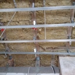 Seb- Bud - Izolacja poddasza wełną mineralną między krokwiami z zamontowanym stelażem metalowym do podwieszanego sufitu.