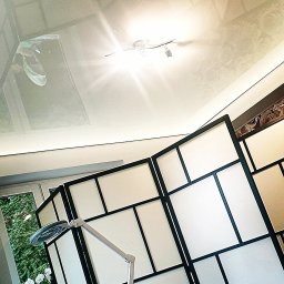 Sufit napinany biały połysk (efekt lustra) z podświetlaną powierzchnią