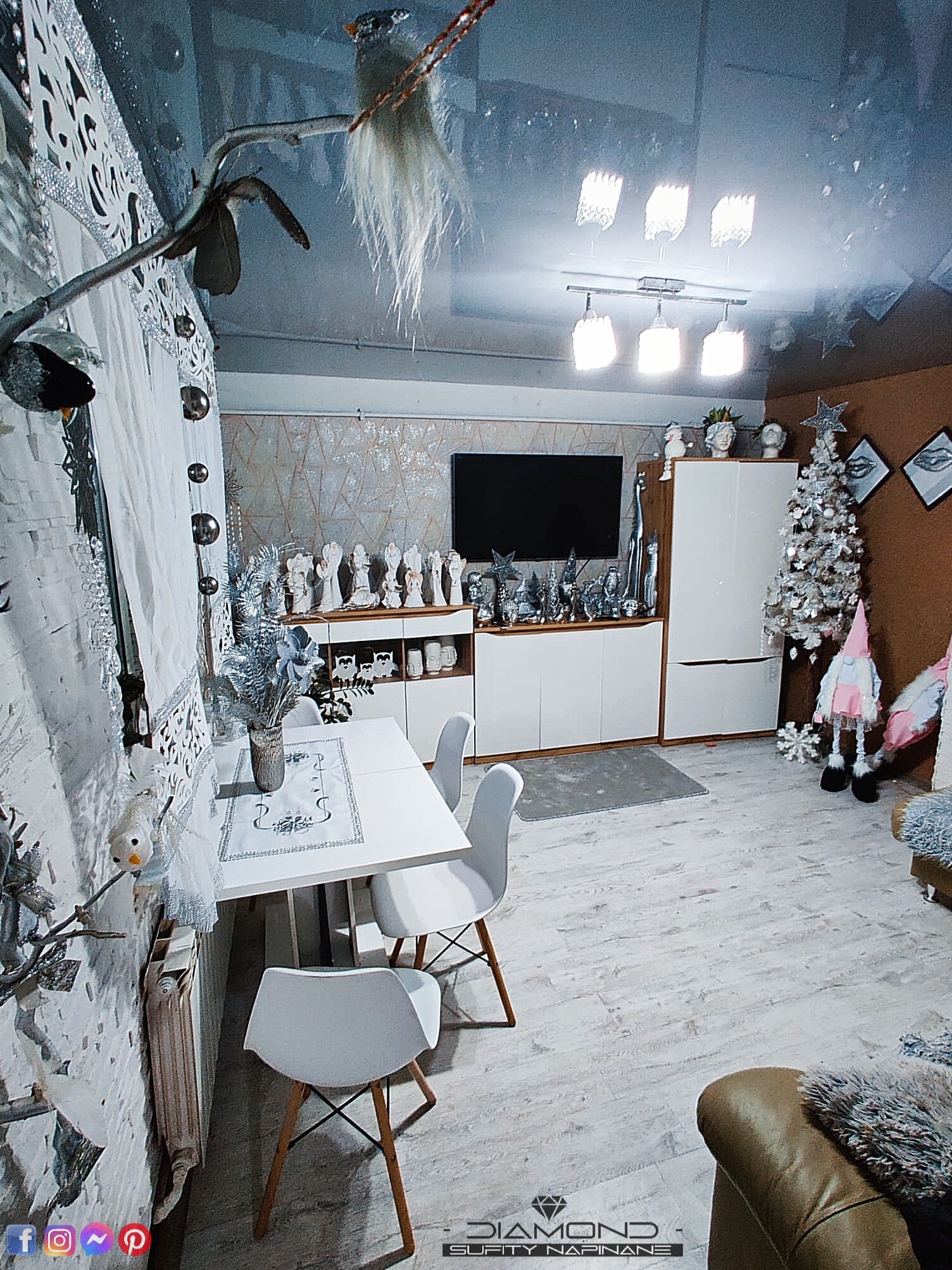 Srebrno-szary sufit napinany z połyskiem (efekt lustra)