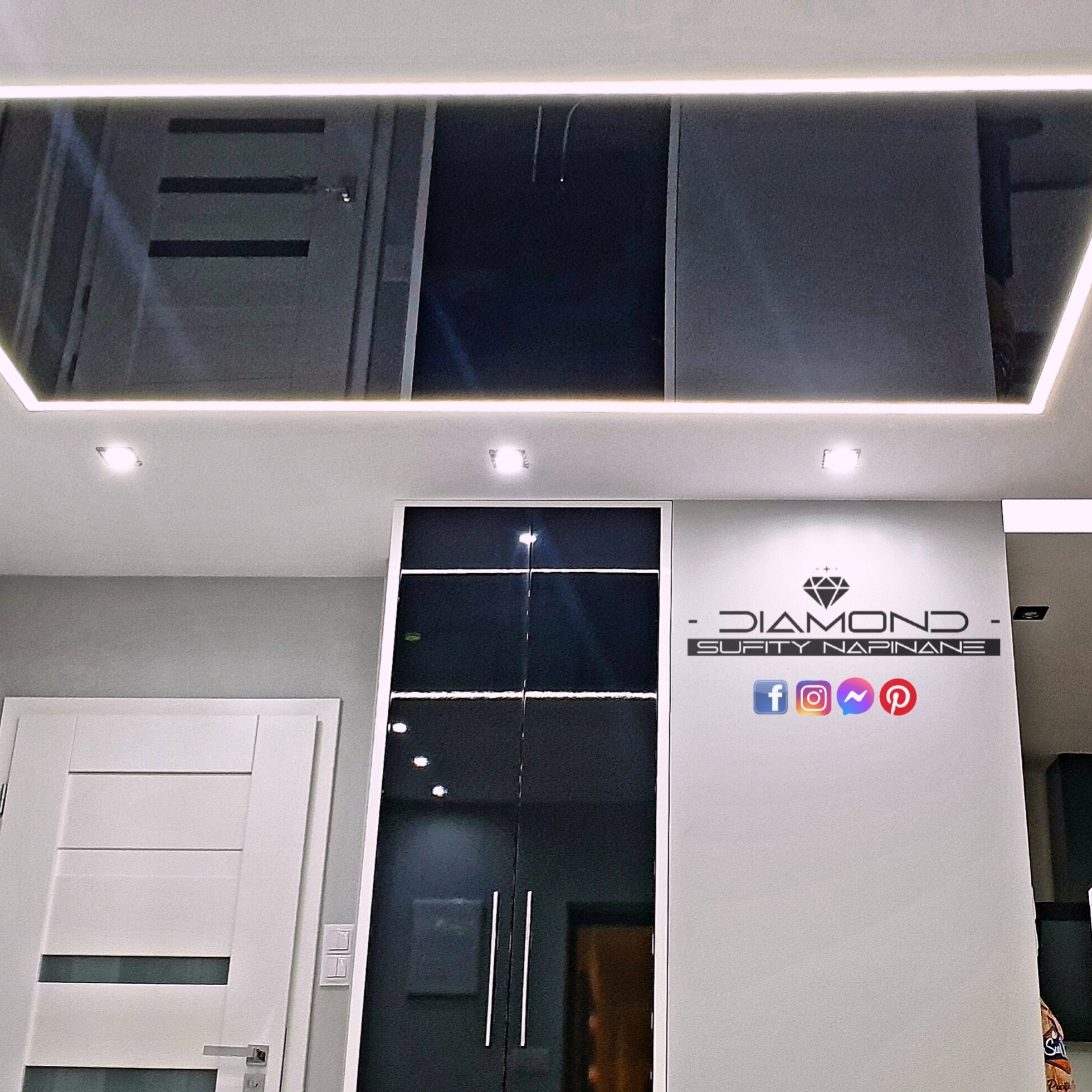 Sufit napinany czarny połysk (efekt lustra) z profilem LED po obwodzie i spersonalizowanym zestawem LED