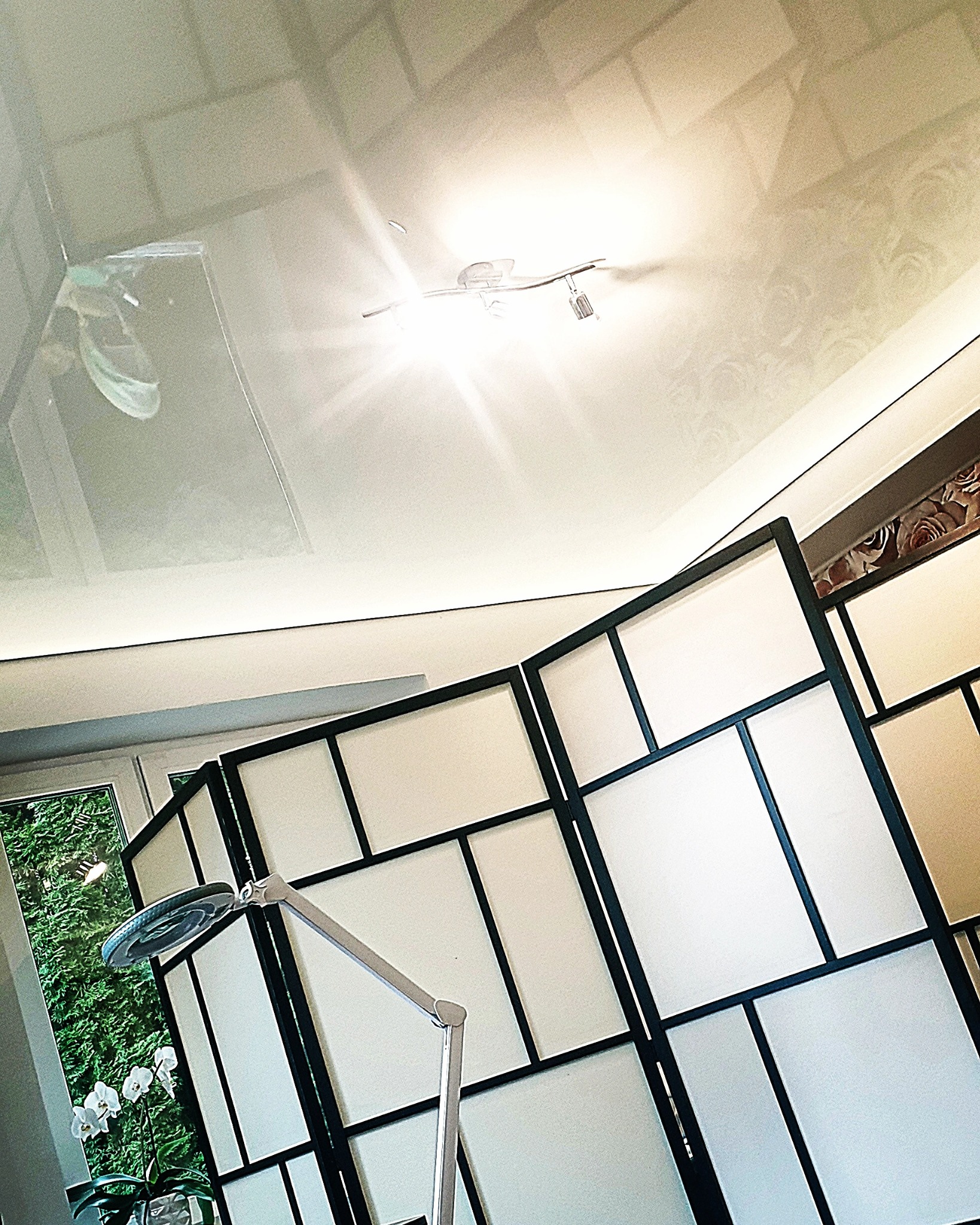 Sufit napinany biały połysk (efekt lustra) z podświetlaną powierzchnią