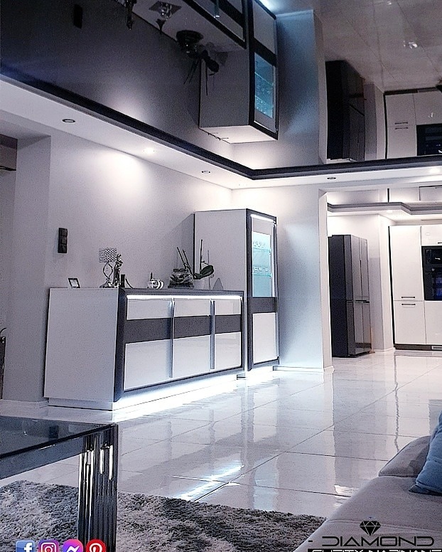 Czarny sufit napinany z połyskiem (efekt lustra)