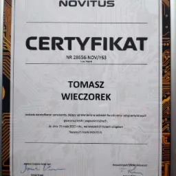 Skan certyfikatu serwisowego firmy Novitus dla Tomasza Wieczorka, potwierdzający uprawnienia do świadczenia usług serwisowych urządzeń fiskalnych, z podpisami Janusz Krupa i Tomasz Połeć.