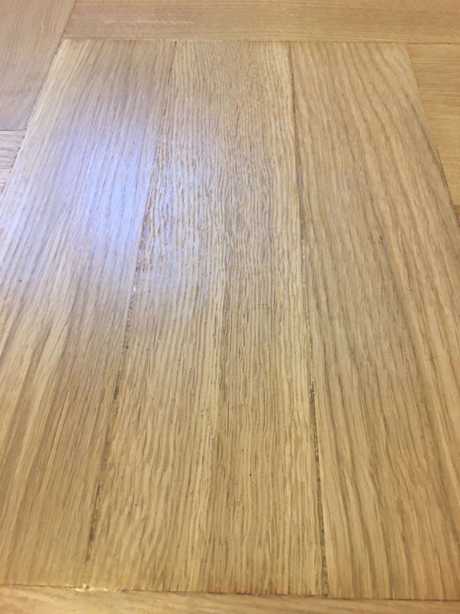 Parkiet dębowy po cyklinowaniu, widoczne naturalne usłojenie drewna i delikatny połysk lakieru.