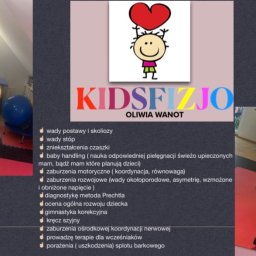 KidsFizjo Oliwia Wanot - Kobieta robi selfie trzymając w ramionach materiałową lalkę niemowlęcą. W tle widoczne logo KidsFizjo, lista usług i sprzęt do ćwiczeń.