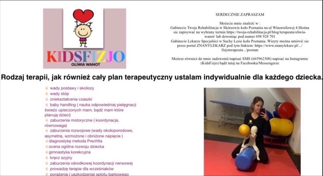 Kobieta robi selfie podczas ćwiczeń z lalką na niebieskim wałku rehabilitacyjnym, w tle żółta piłka i kozetka rehabilitacyjna.