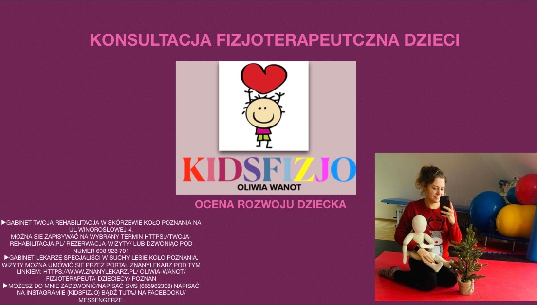 Kobieta w czerwonym swetrze robi selfie trzymając manekina i małą choinkę na tle sali z piłkami do ćwiczeń.