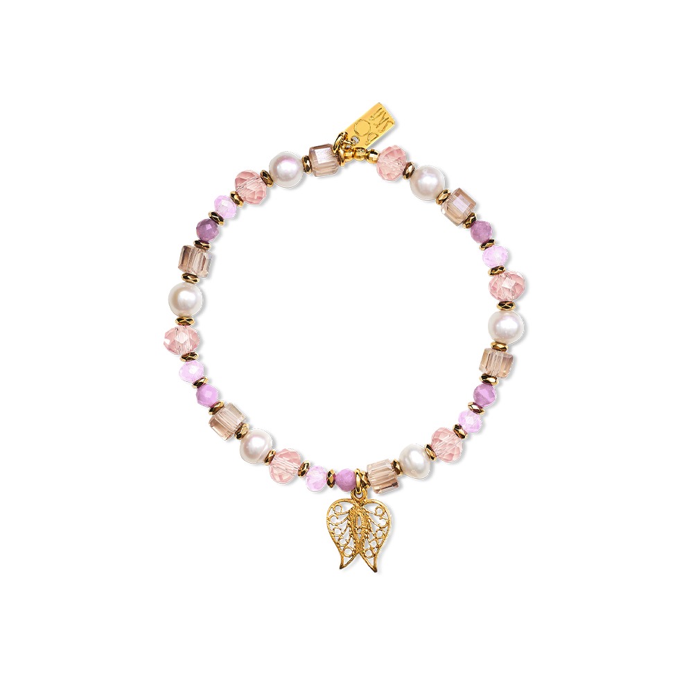 Delikatna bransoletka z pereł, różowych i fioletowych koralików, z zawieszką w kształcie ażurowych skrzydeł, leżąca na białym tle.