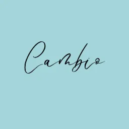 Elegancki, czarny napis 'Cambio' wykonany kursywą na jasnym, błękitnym tle.