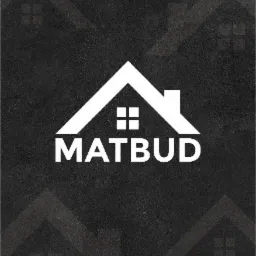 Logo firmy budowlanej MATBUD na ciemnoszarym, teksturowanym tle z powtarzającym się motywem konturu domu.