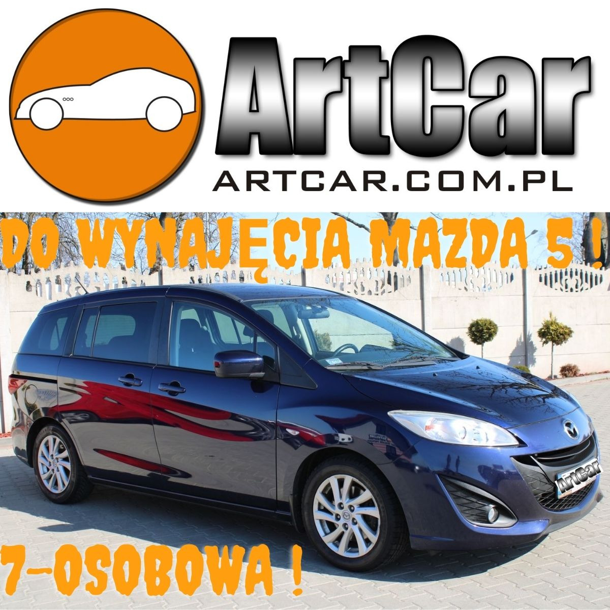 Niebieska Mazda 5, 7-osobowa, zaparkowana przed betonowym ogrodzeniem, z napisem 'Do wynajęcia Mazda 5!' i logo ArtCar na masce.