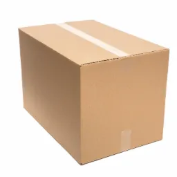 Zamknięty karton z brązowej tektury, zabezpieczony białą taśmą klejącą, ustawiony ukośnie na białym tle.