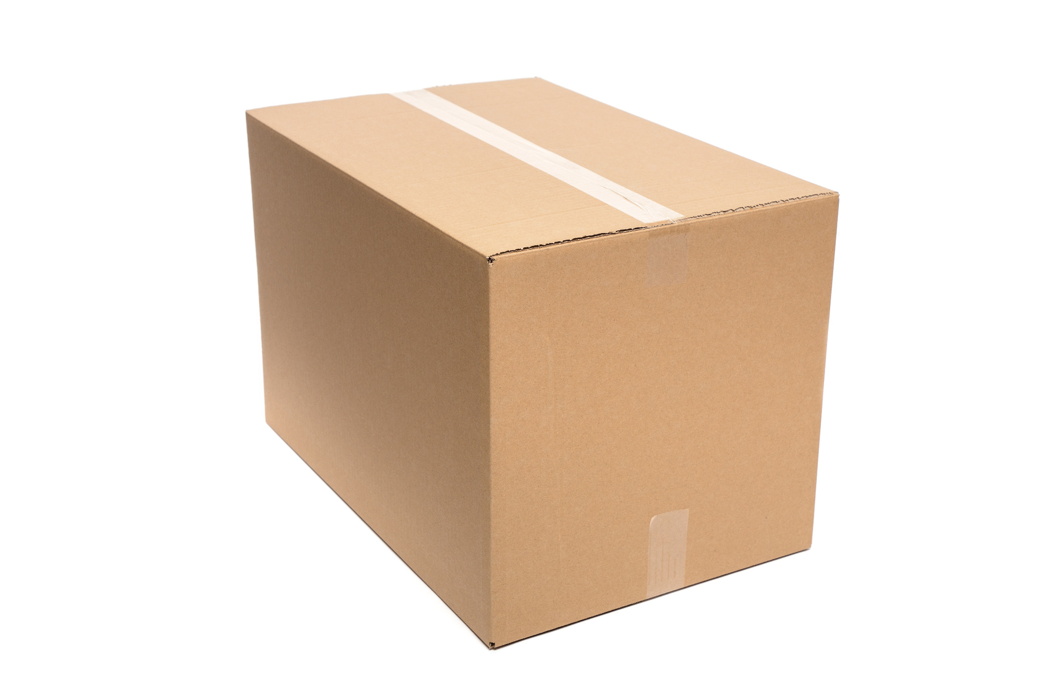 Zamknięty karton z brązowej tektury, zabezpieczony białą taśmą klejącą, ustawiony ukośnie na białym tle.