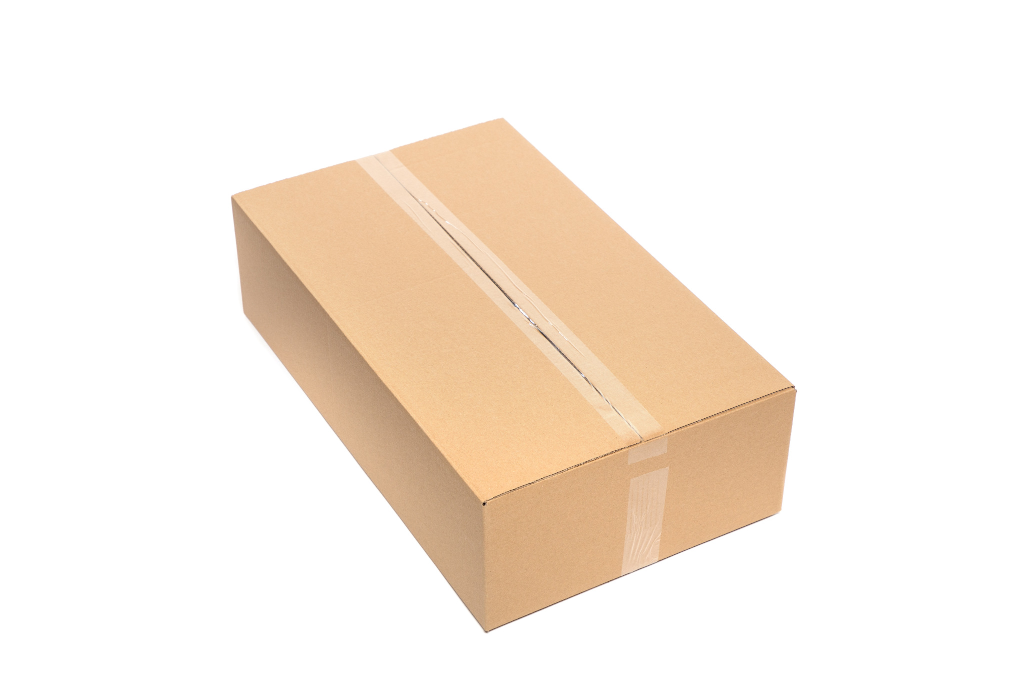 Zamknięte, prostokątne pudełko z brązowej tektury, zabezpieczone przezroczystą taśmą klejącą, leżące na białym tle, widok z góry pod lekkim kątem.
