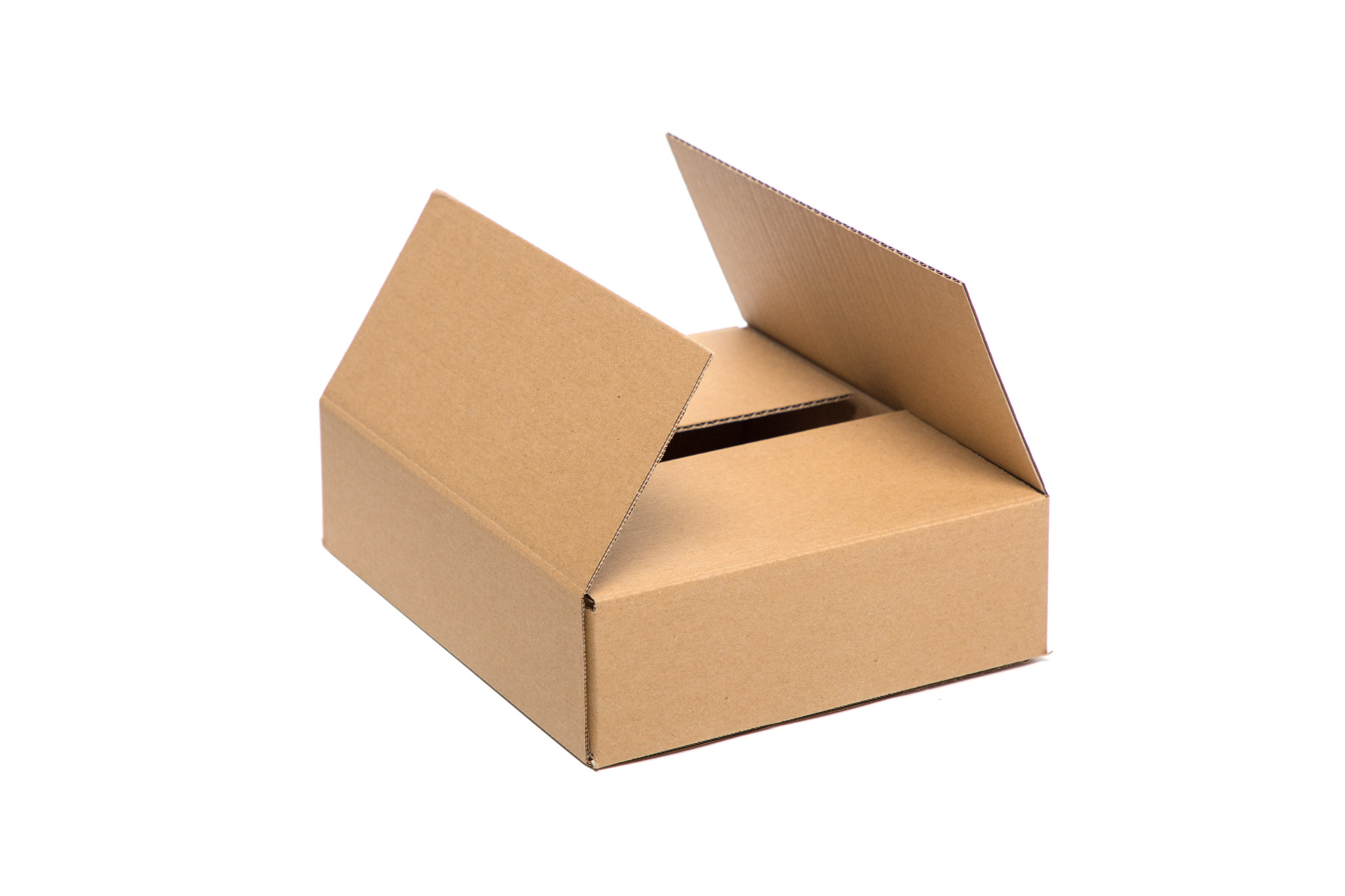 Otwarty, pusty karton z tektury falistej na białym tle, widoczne wewnętrzne klapy.