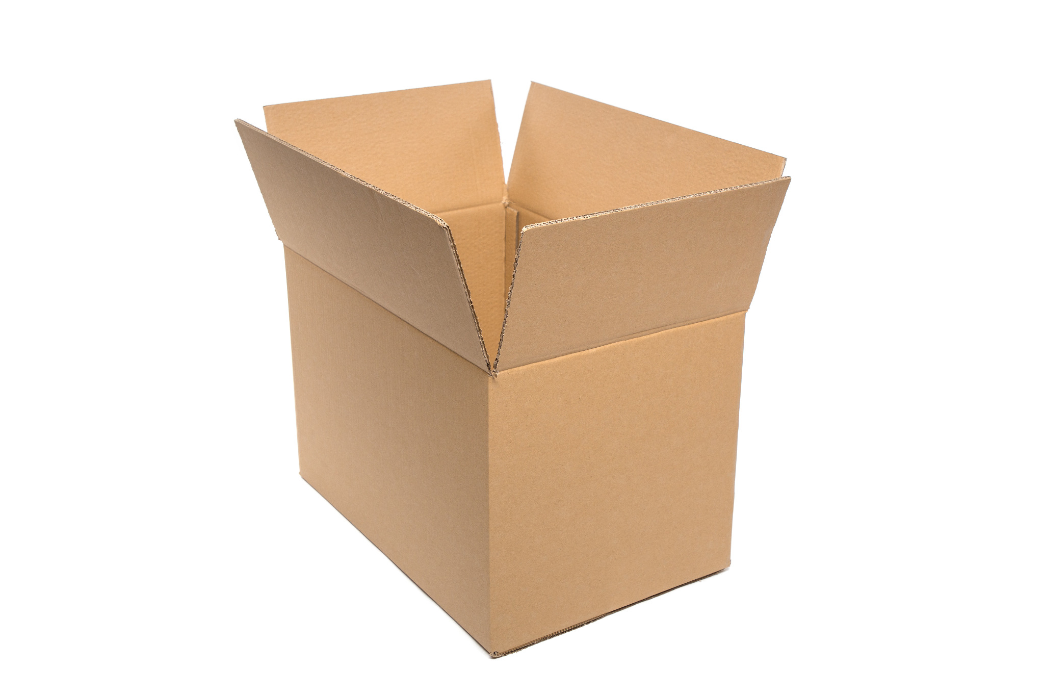 Otwarty, pusty karton z tektury falistej na białym tle, gotowy do użycia przez firmę z Brzeznej.