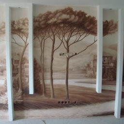 Andrzej Kruk - Malowidło ścienne przedstawiające pejzaż toskański z drzewami, budynkami i drogą, wykonane w odcieniach brązu i beżu, z białymi pionowymi elementami architektonicznymi.