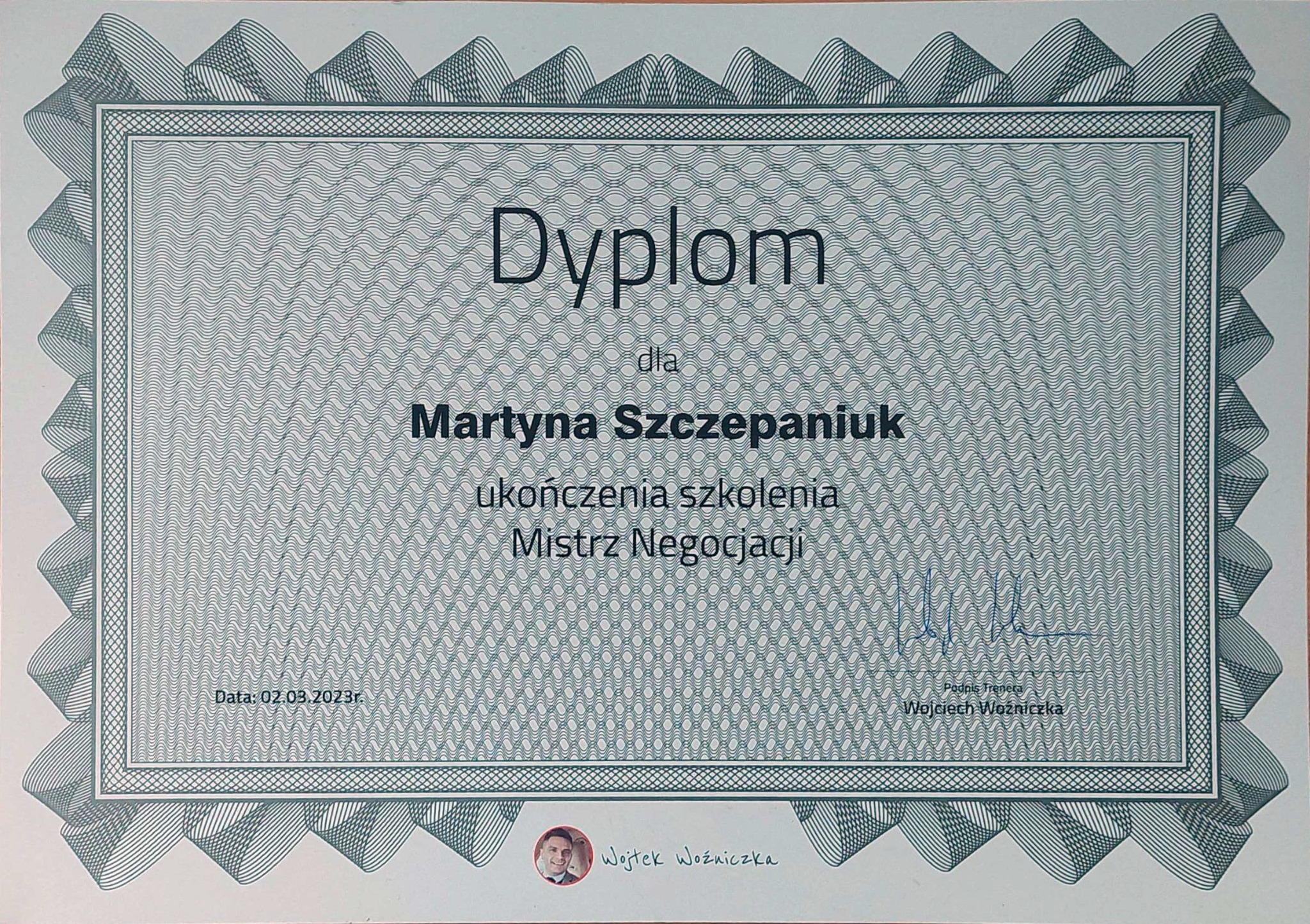Dyplom dla Martyny Szczepaniuk za ukończenie szkolenia Mistrz Negocjacji, z datą 02.03.2023 r., podpisany przez Wojciecha Woźniczkę.